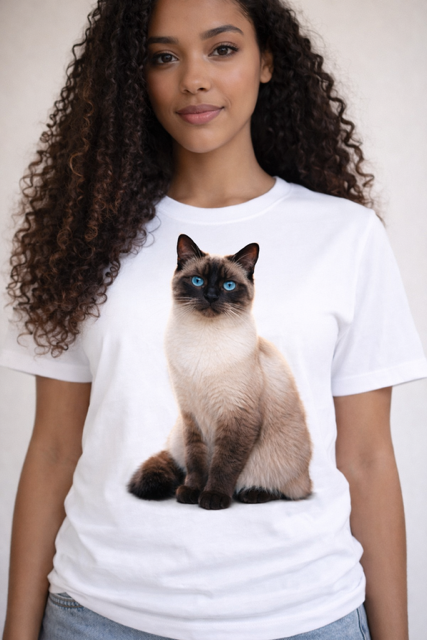 Mulher com t-shirt branca estampada com gato siamês de olhos azuis